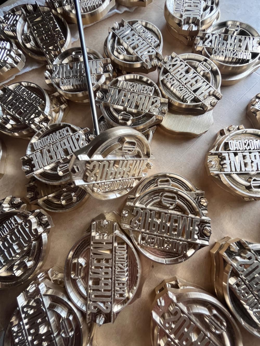 Producción de más de 50 sellos metálicos personalizados para una campaña promocional